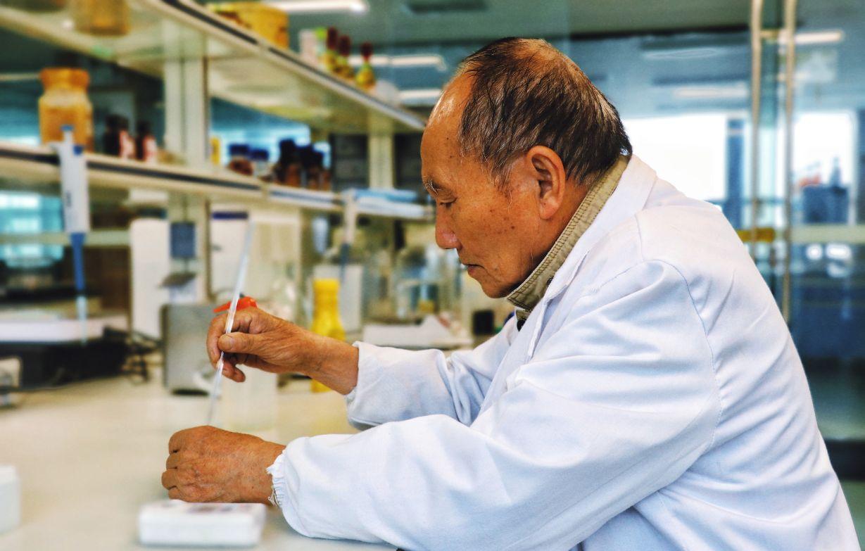 投身刺梨研究的“開拓者” 記貴州刺力王生物科技技術專家劉蘇武